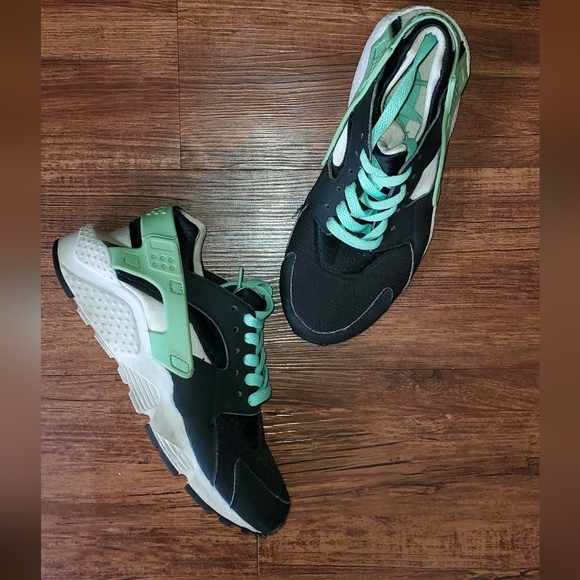 Nike Girls Huarache Black/green glow/pure platinum white 5.5Y/7W/5M - Picture 2 of 10